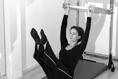 Carine Nabuurs met de wall unit in Palma Pilates Studio