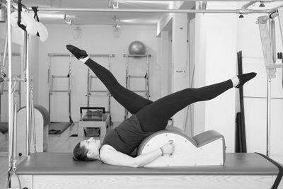 Claire Schapira op de spine corrector in de Palma Pilates Studio