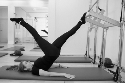 Paula London on the wall unit in the in Palma Pilates Studio Den Haag