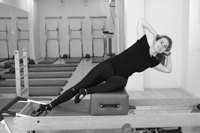 Paula London on the reformer in Palma Pilates Studio Den Haag